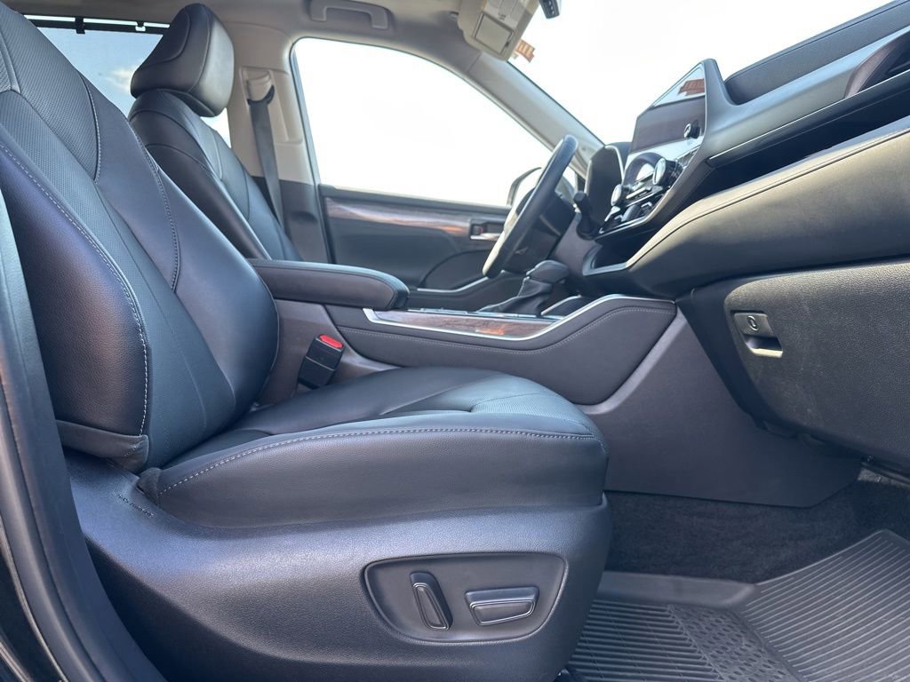 Certified 2025 Toyota Highlander Limited AWD/4WD image 36