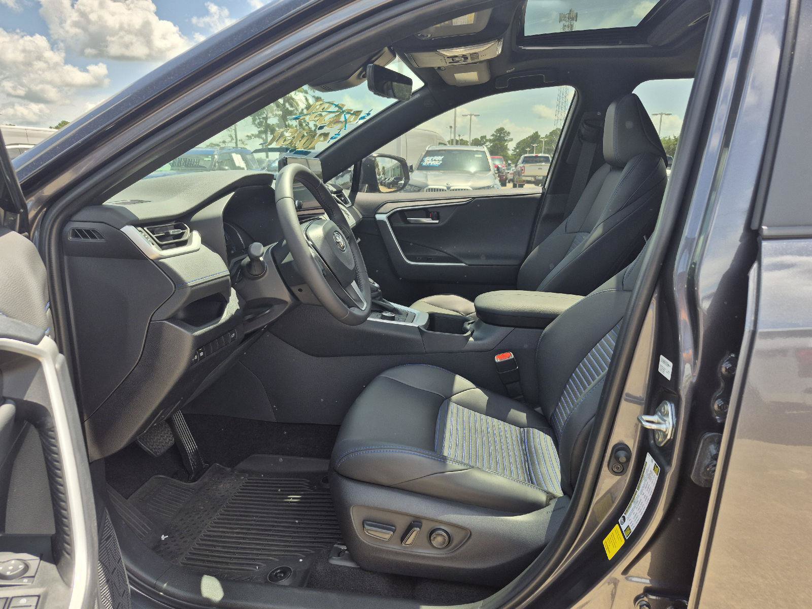 Used 2025 Toyota RAV4 XSE AWD/4WD image 2