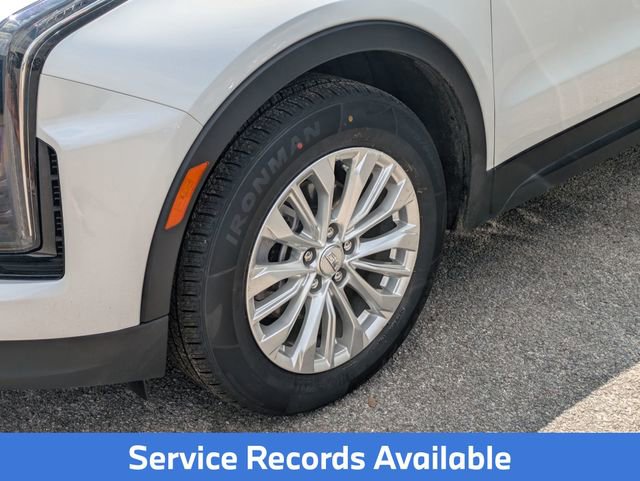 Used 2024 Cadillac XT4 Luxury w/ Cold Weather Package FWD image 5