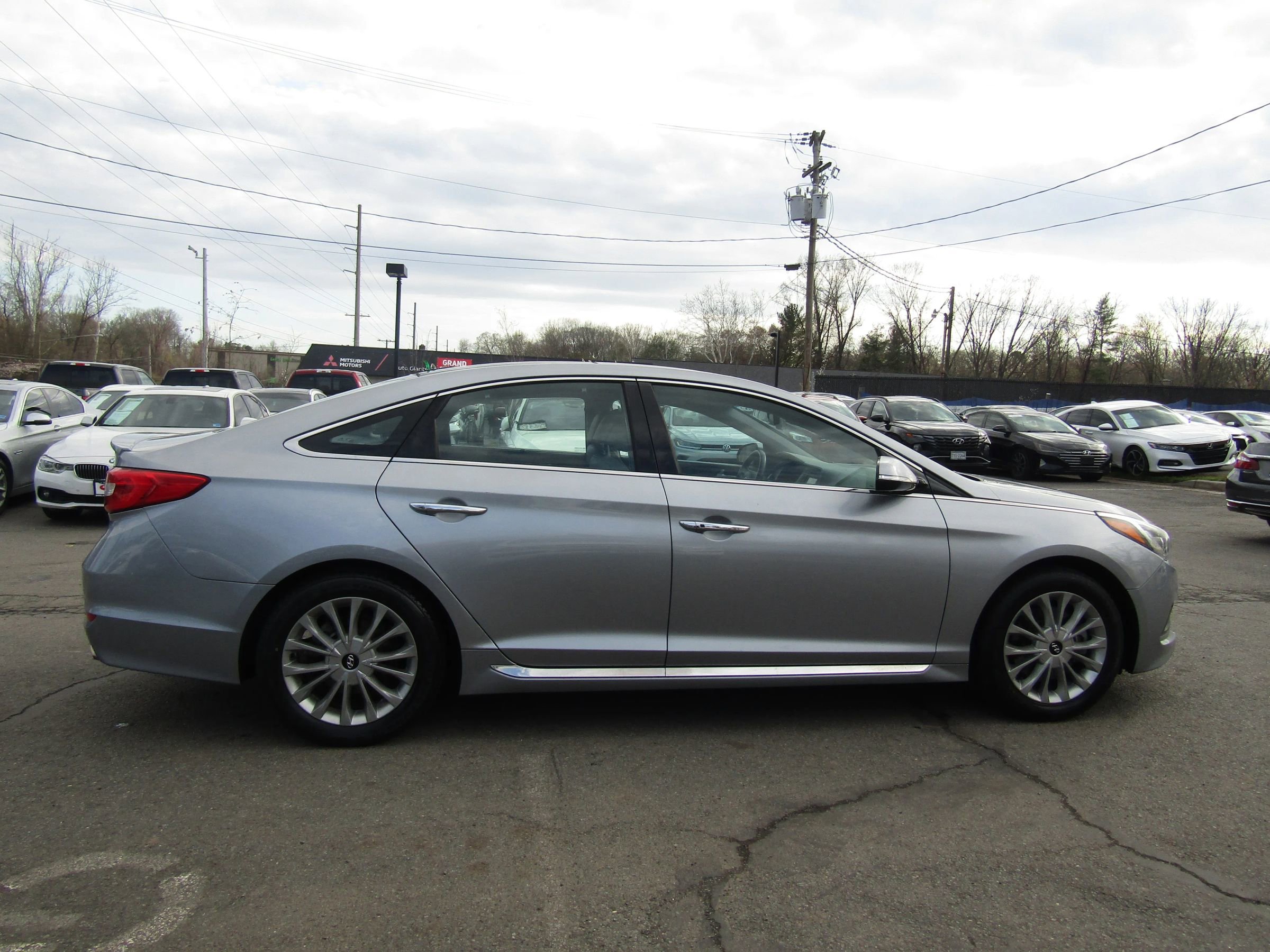 Used 2015 Hyundai Sonata Limited w/ Option Group 06 FWD image 8