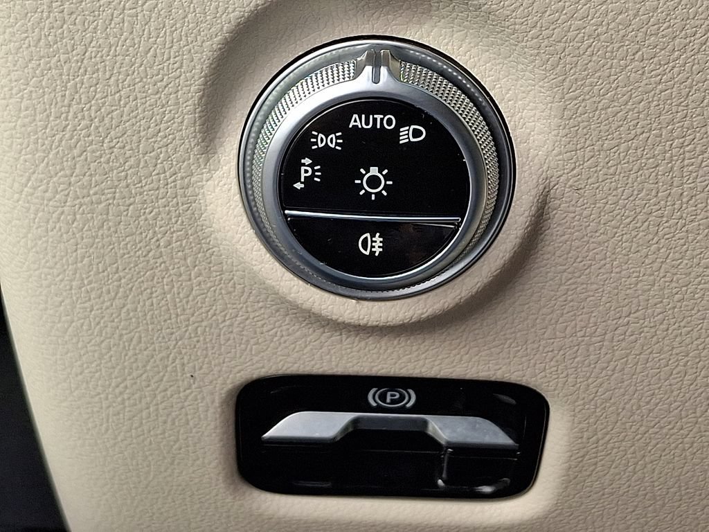 Used 2025 Mercedes-Benz C 300 Sedan image 25