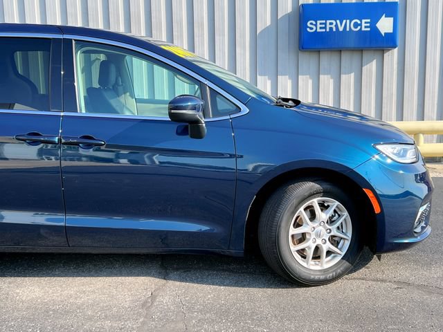Used 2023 Chrysler Pacifica Touring-L w/ Uconnect Theater Family Group FWD image 31