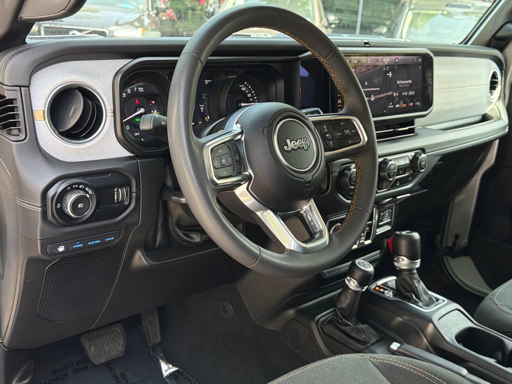 Used 2024 Jeep Wrangler Unlimited Sahara AWD/4WD image 18
