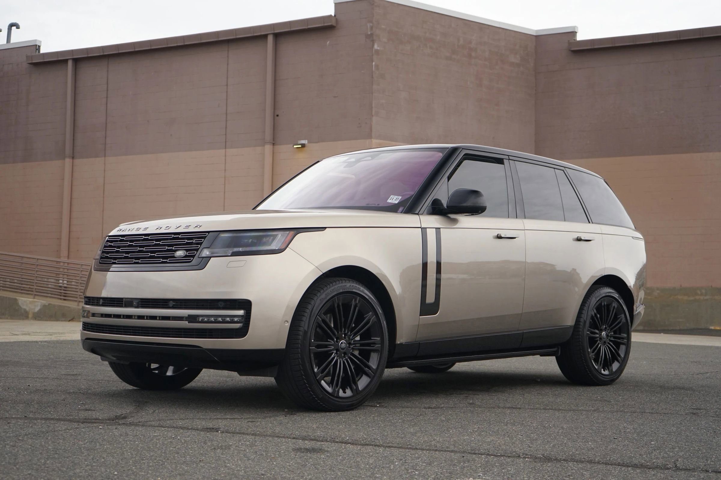 Used 2023 Land Rover Range Rover SE image 2