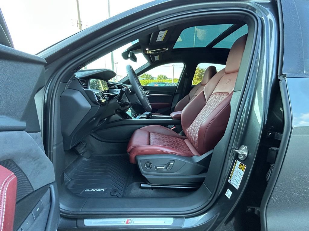 Used 2023 Audi e-tron S Premium Plus w/ Black Optic Package image 9