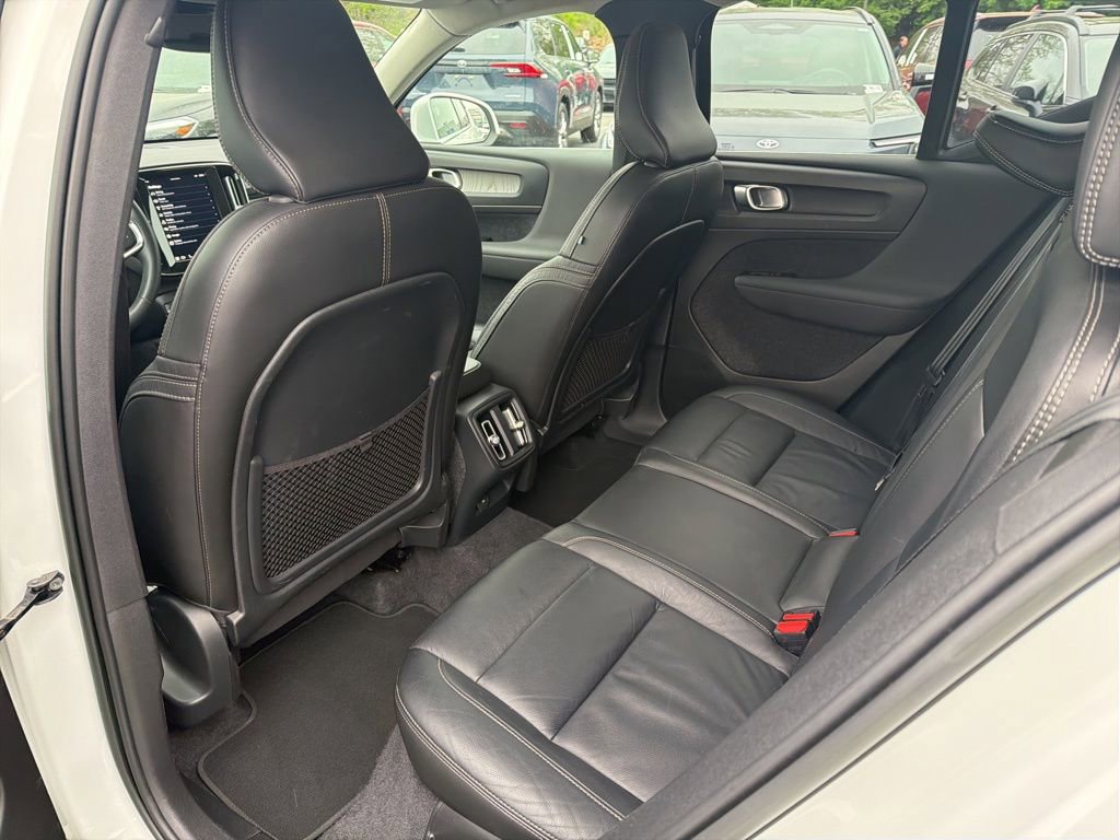 Used 2023 Volvo XC40 B5 Plus AWD/4WD image 17