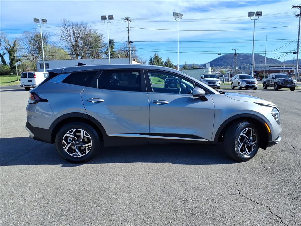 Used 2025 Kia Sportage LX image 3
