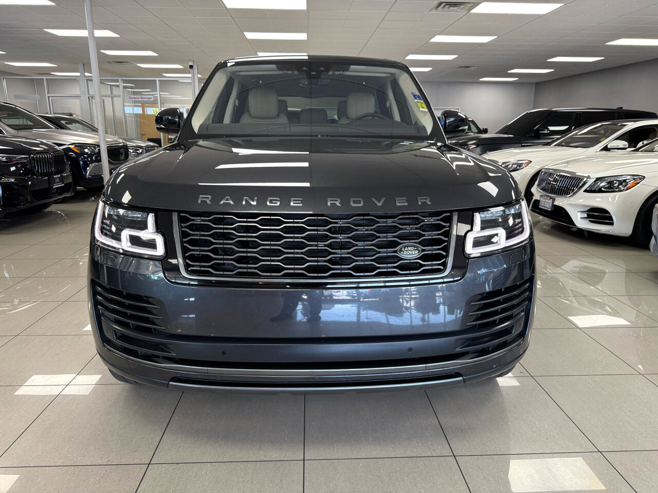 Used 2020 Land Rover Range Rover HSE image 2