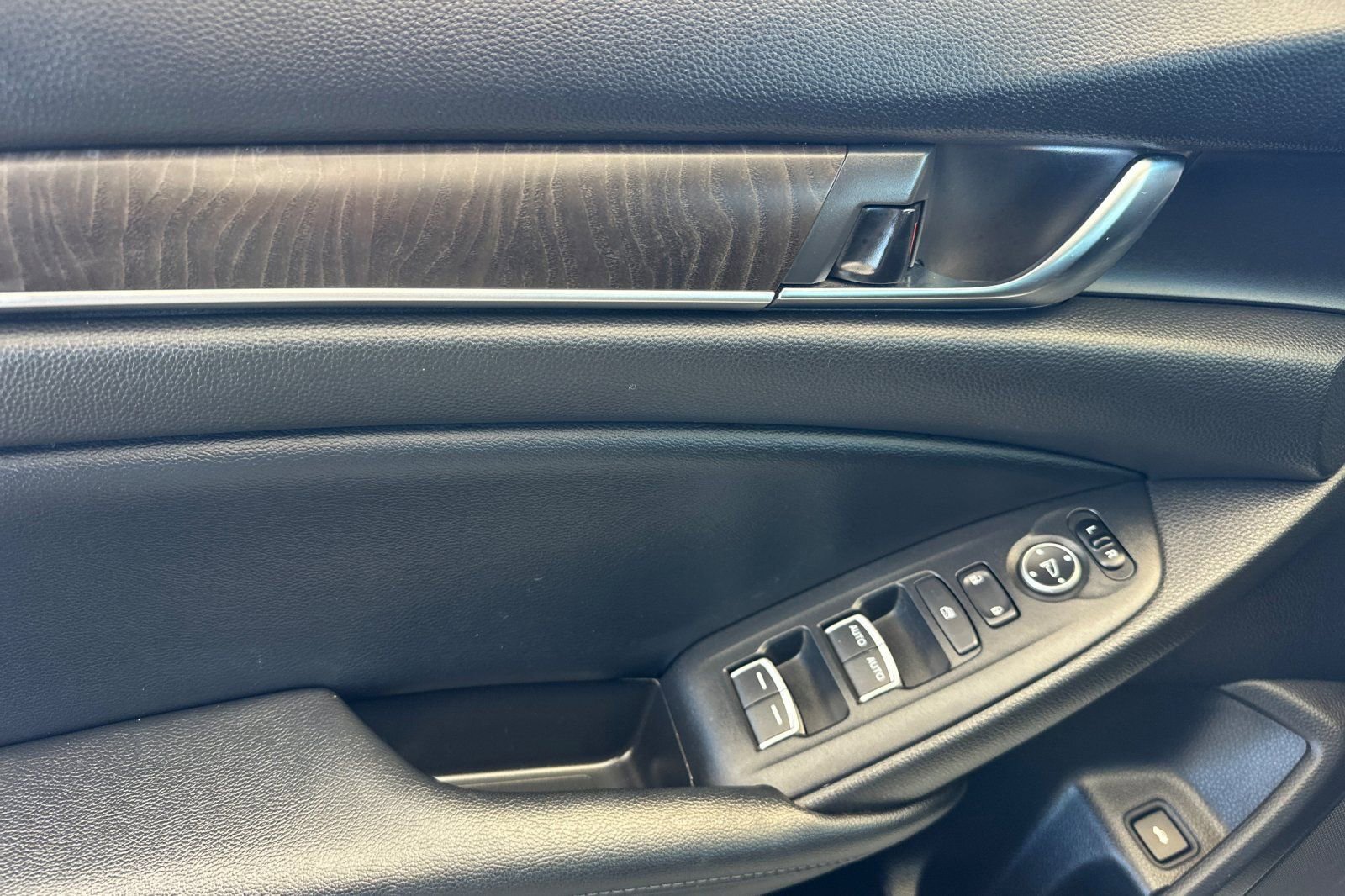 Used 2018 Honda Accord EX image 11