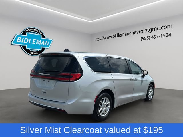 Used 2024 Chrysler Pacifica Touring-L FWD image 8