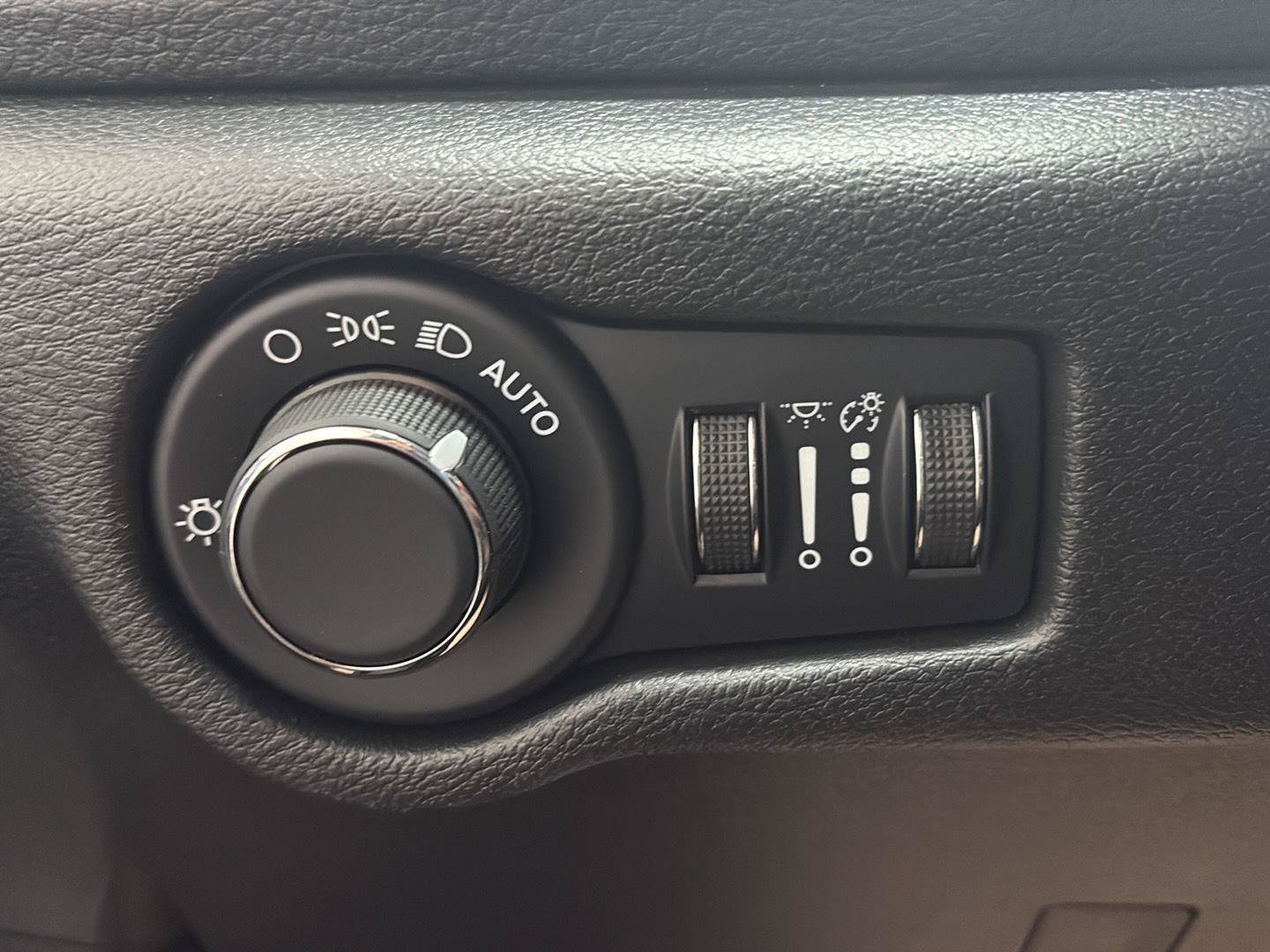 New 2027 Chrysler Pacifica Limited FWD image 7
