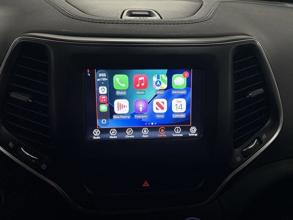 Used 2019 Jeep Cherokee Latitude AWD/4WD image 34