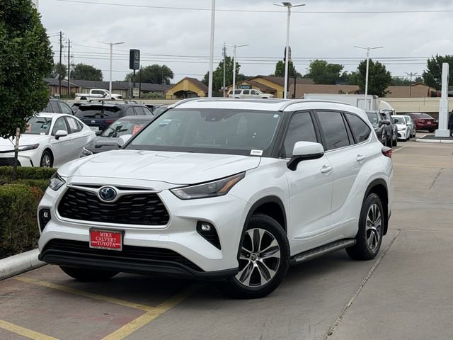 Used 2023 Toyota Highlander XLE FWD image 2