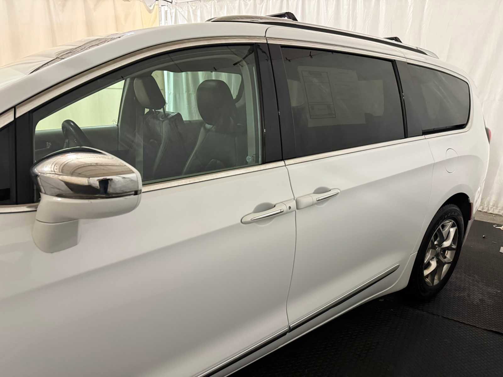 Used 2019 Chrysler Pacifica Limited image 7