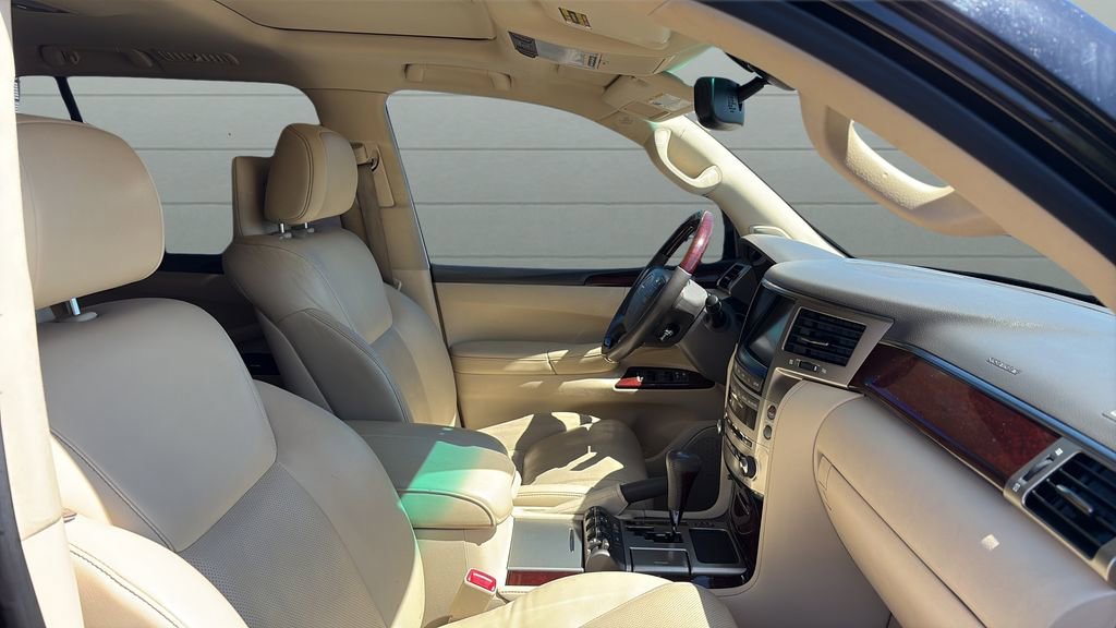 Used 2015 Lexus LX 570 4WD w/ Luxury Package image 19
