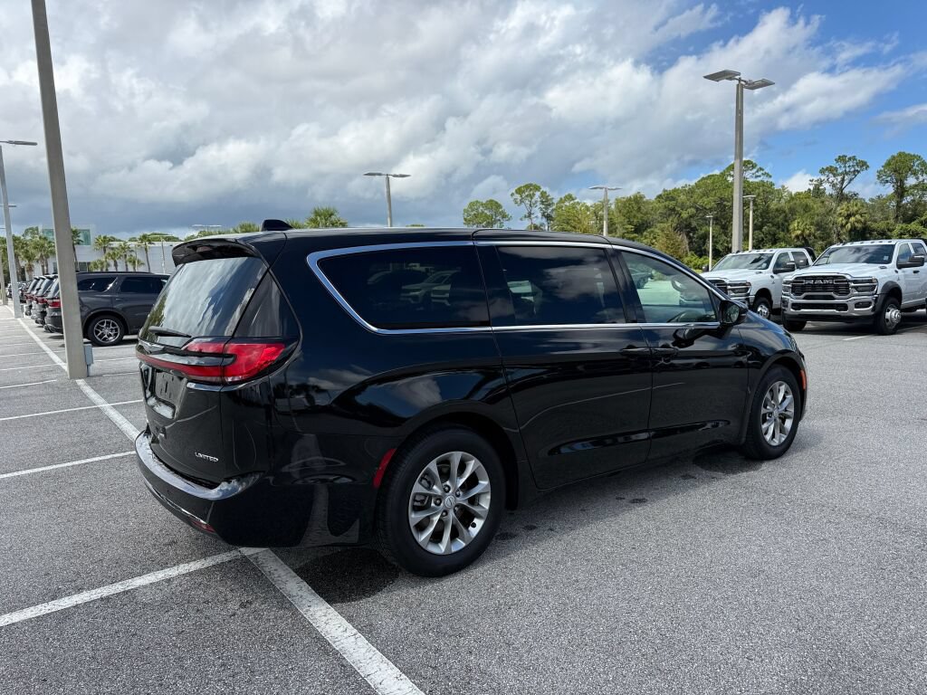 Used 2026 Chrysler Pacifica Limited FWD image 3