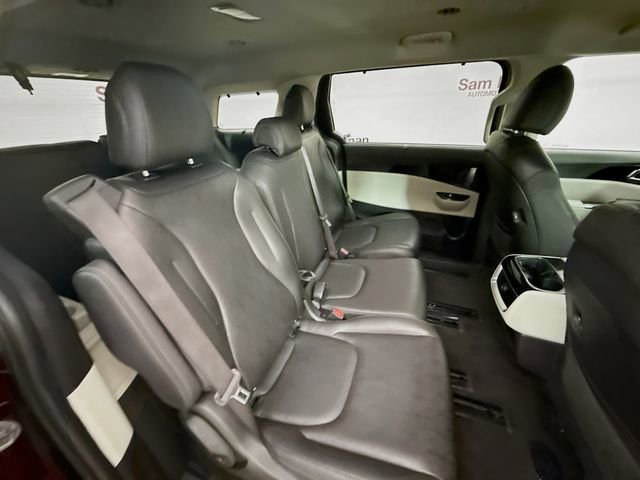 Used 2022 Kia Carnival EX image 28