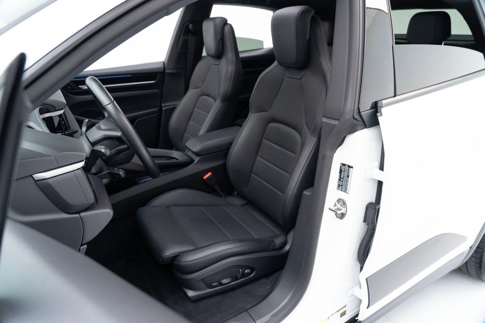 Certified 2024 Porsche Macan 4 Electric image 5