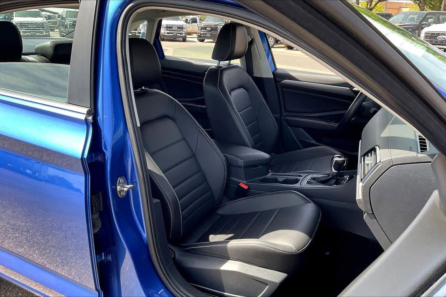 Used 2024 Volkswagen Jetta SE FWD image 9