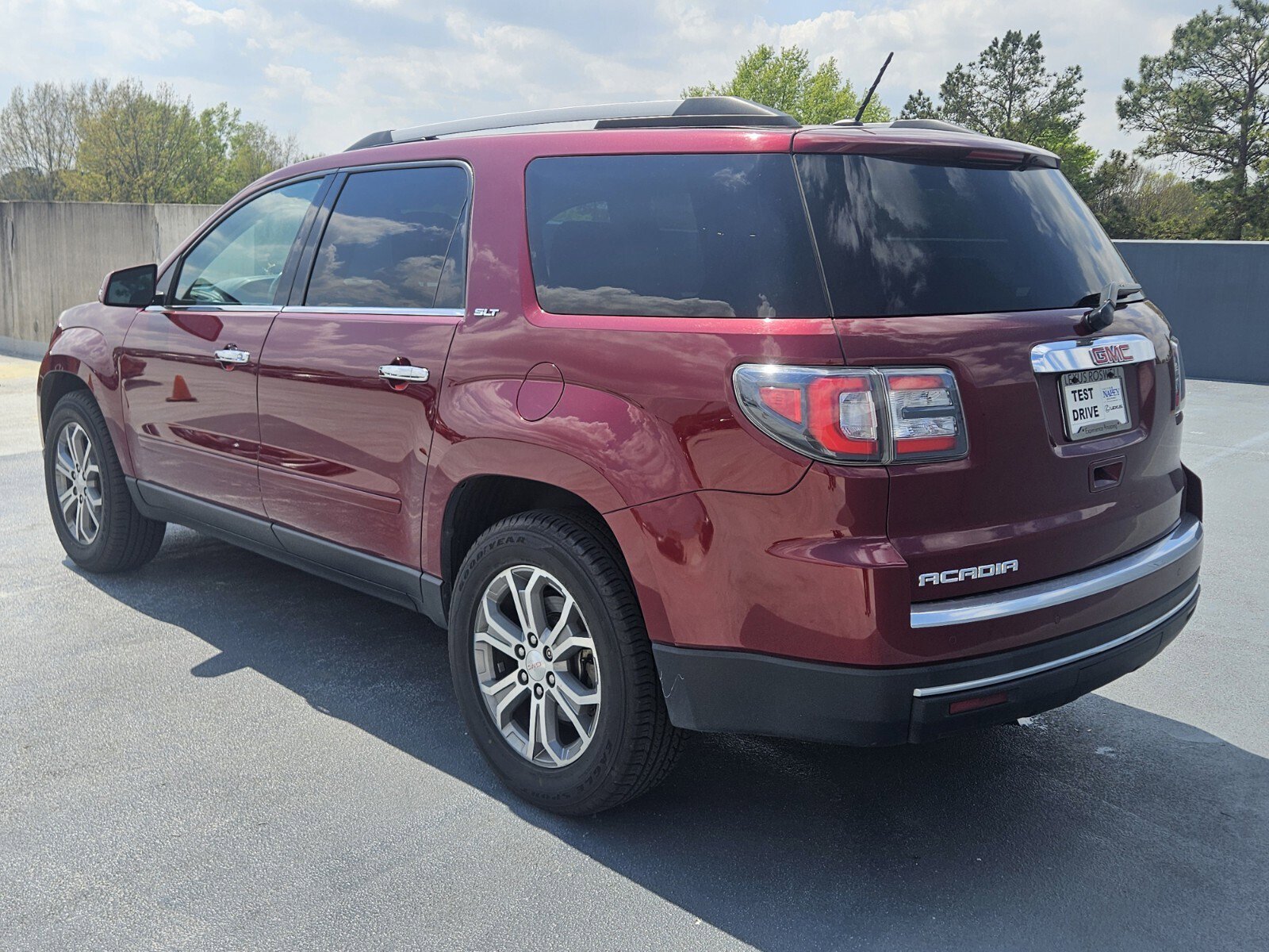 Used 2015 GMC Acadia SLT image 4