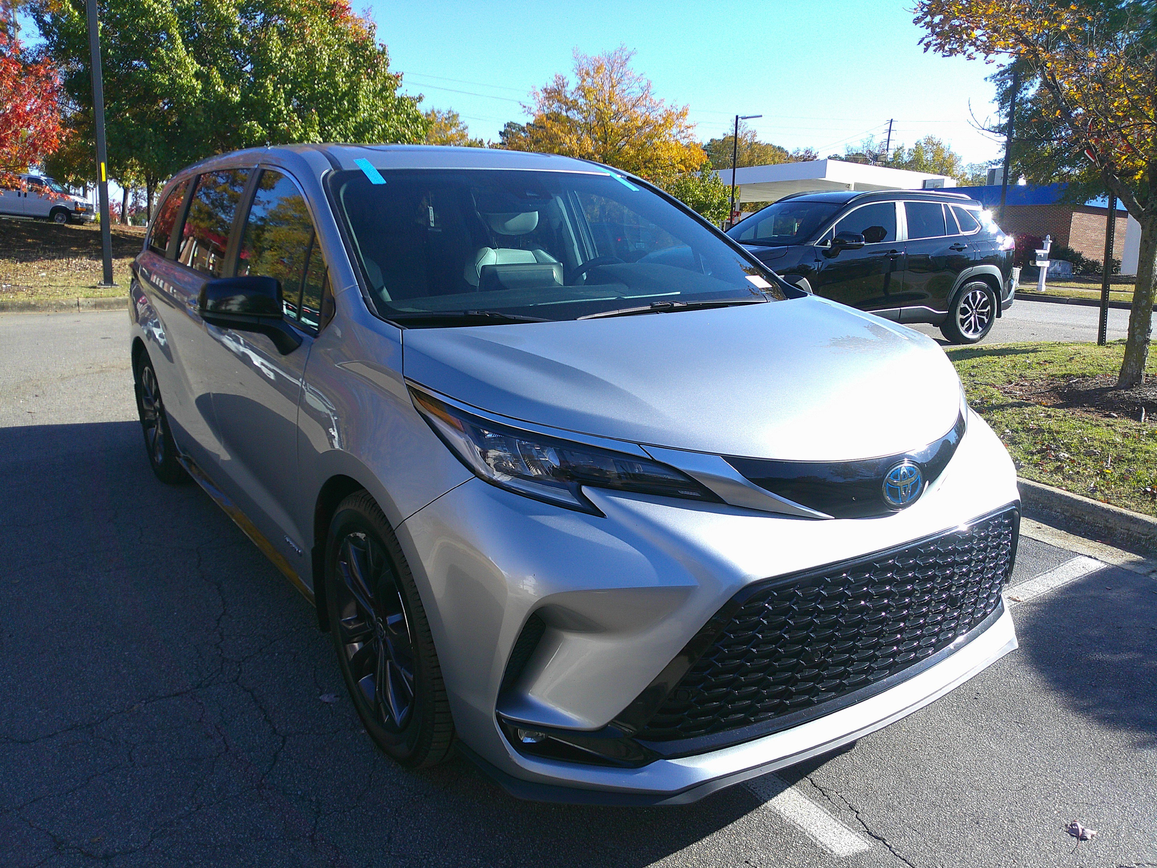 Used 2021 Toyota Sienna XSE image 2