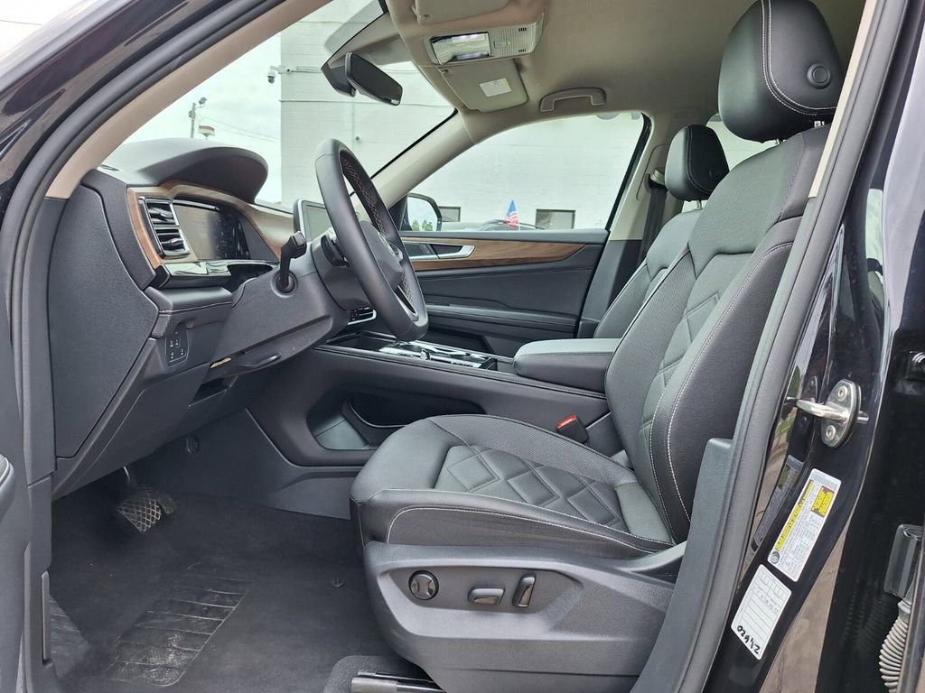 Used 2025 Volkswagen Atlas SE FWD image 12