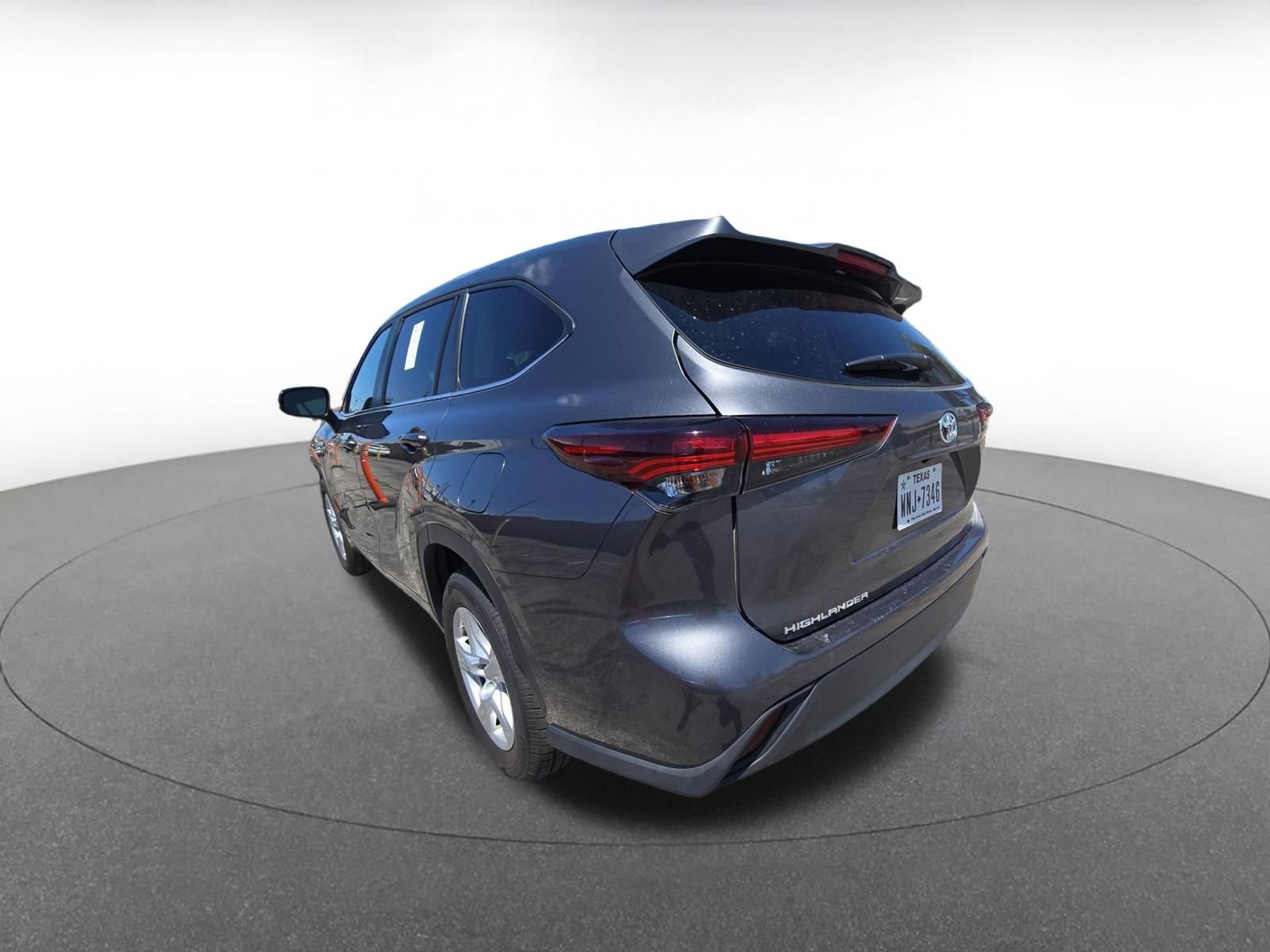 Used 2025 Toyota Highlander LE FWD image 6