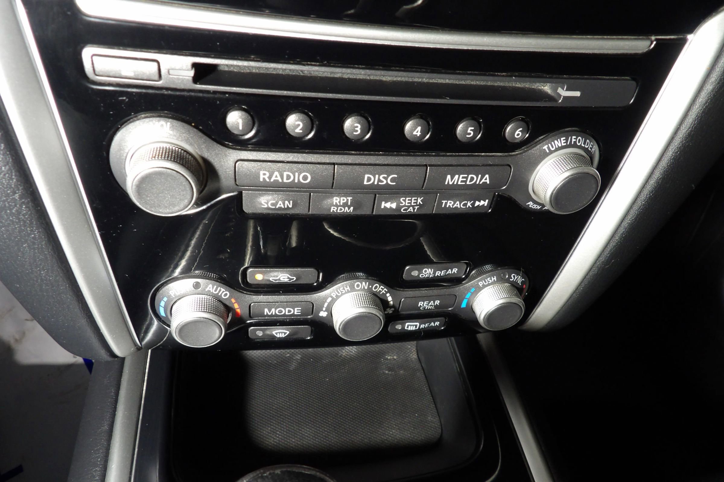 Used 2019 Nissan Pathfinder SV image 15