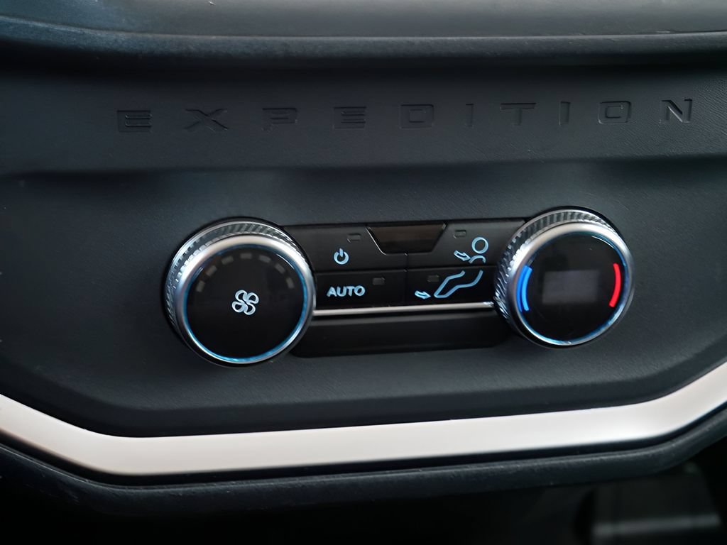 Used 2025 Ford Expedition Active AWD/4WD image 16
