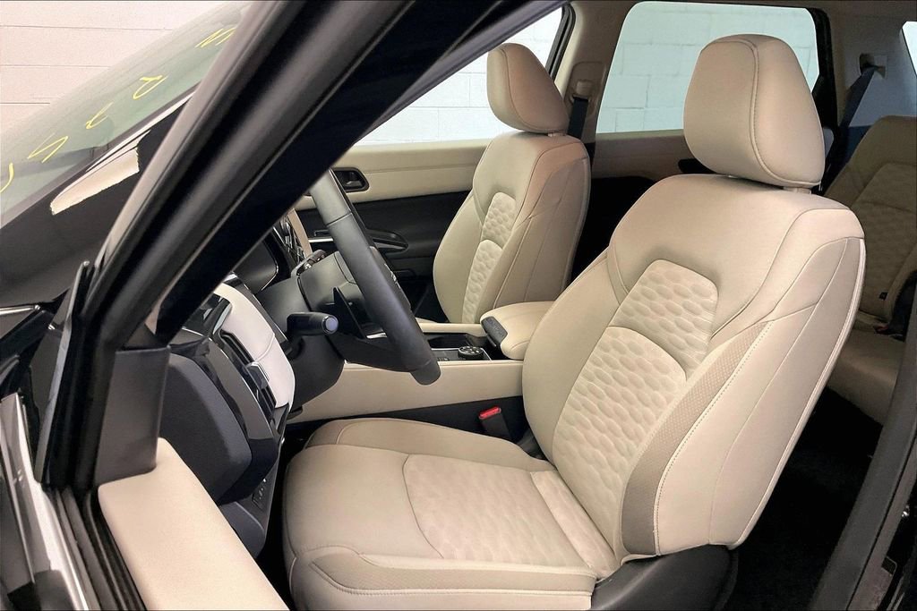 Certified 2025 Nissan Pathfinder SV w/ Black Appearance Package image 17