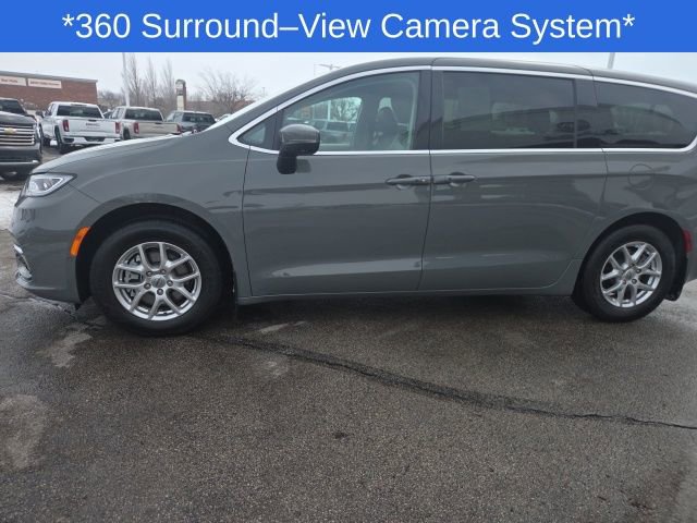 Used 2023 Chrysler Pacifica Touring-L image 11