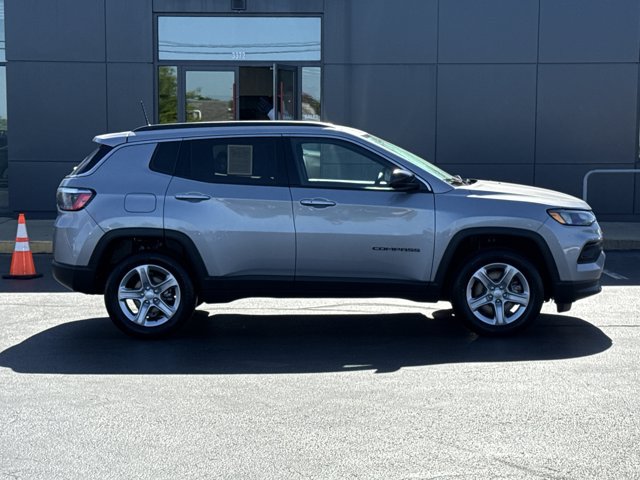 Used 2024 Jeep Compass Latitude w/ Altitude Special Edition AWD/4WD image 2