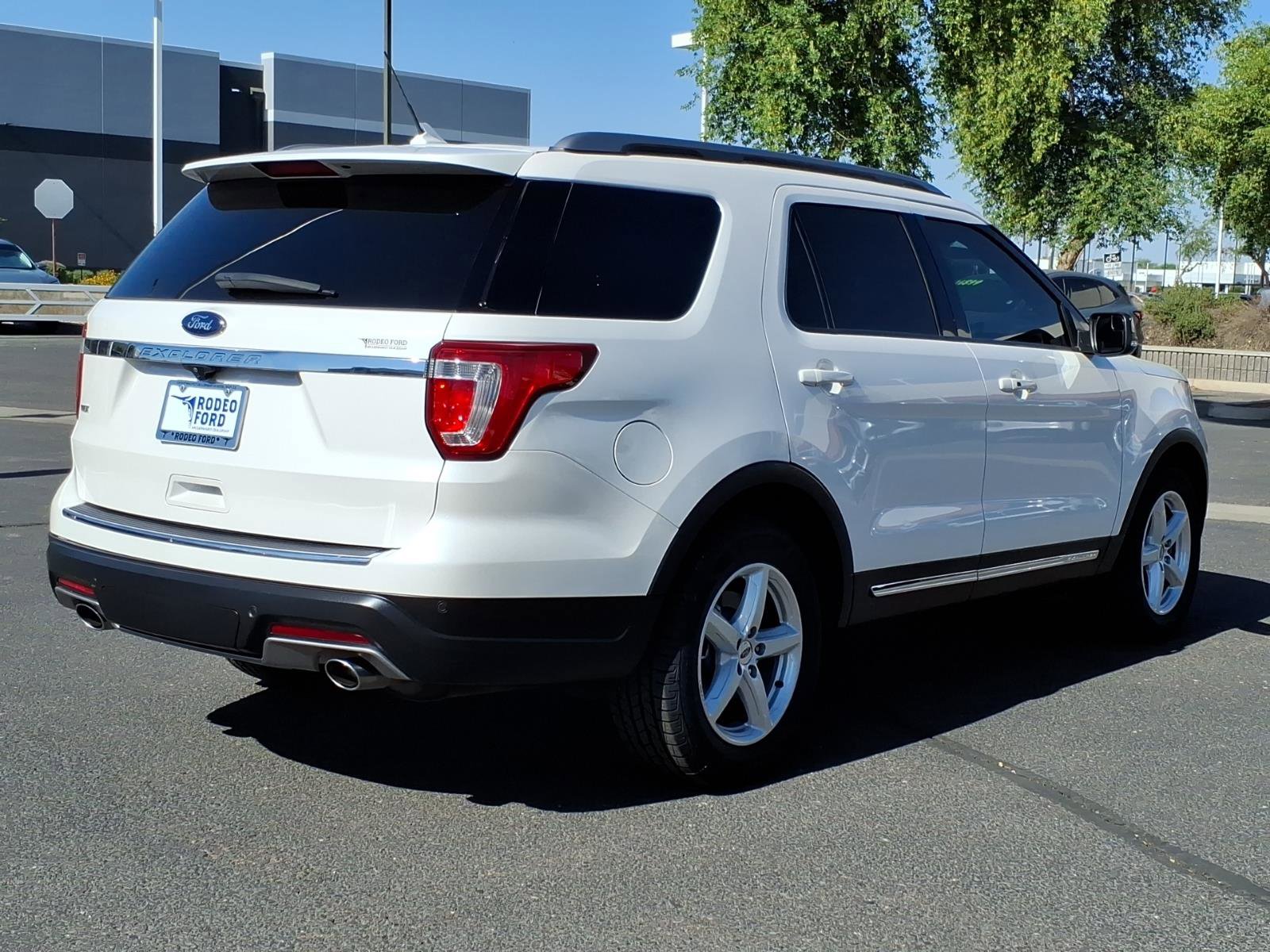 Used 2018 Ford Explorer XLT w/ Equipment Group 202A FWD image 5