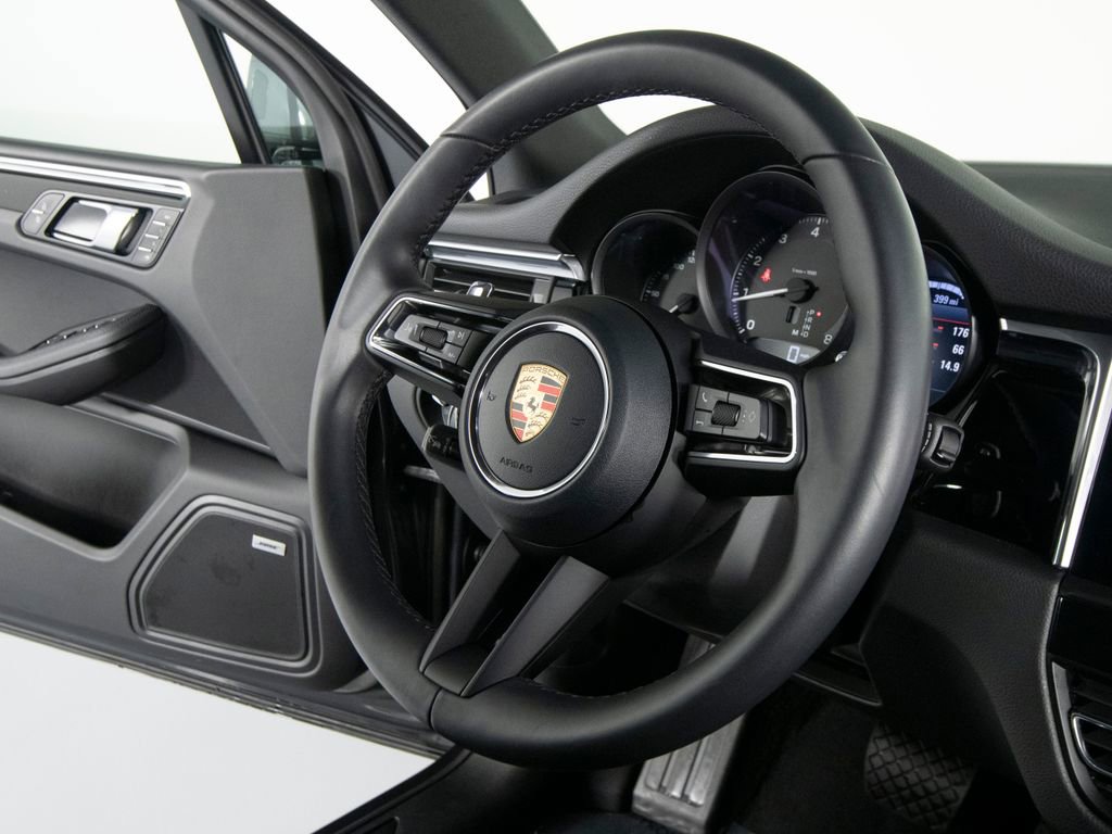 Certified 2025 Porsche Macan image 31