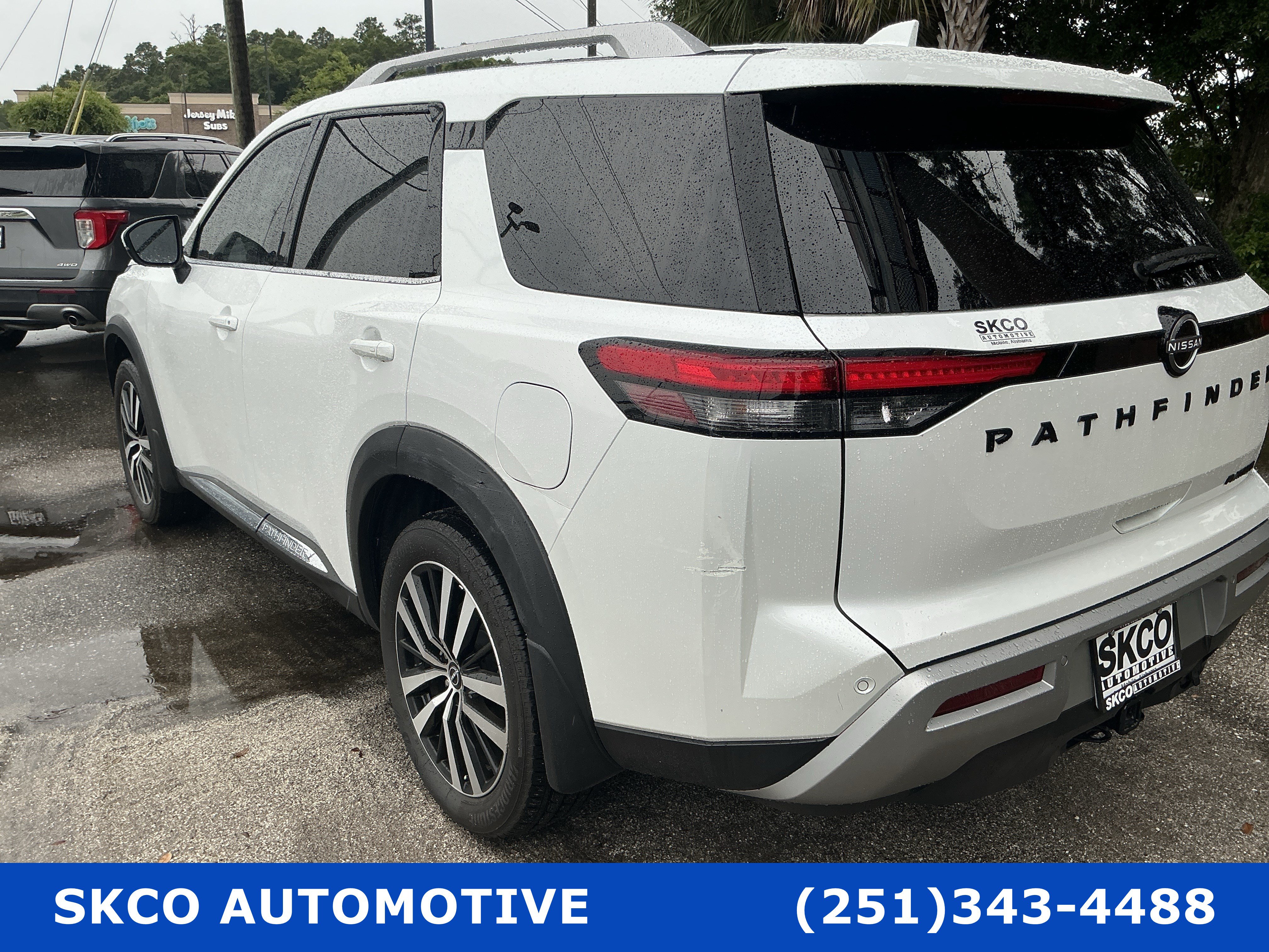 Used 2025 Nissan Pathfinder Platinum FWD image 3