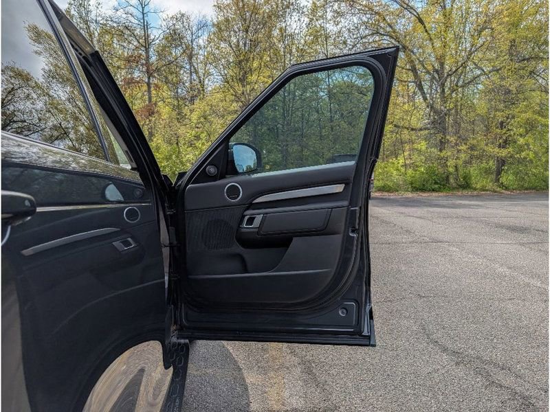 Used 2020 Land Rover Discovery Landmark AWD/4WD image 12