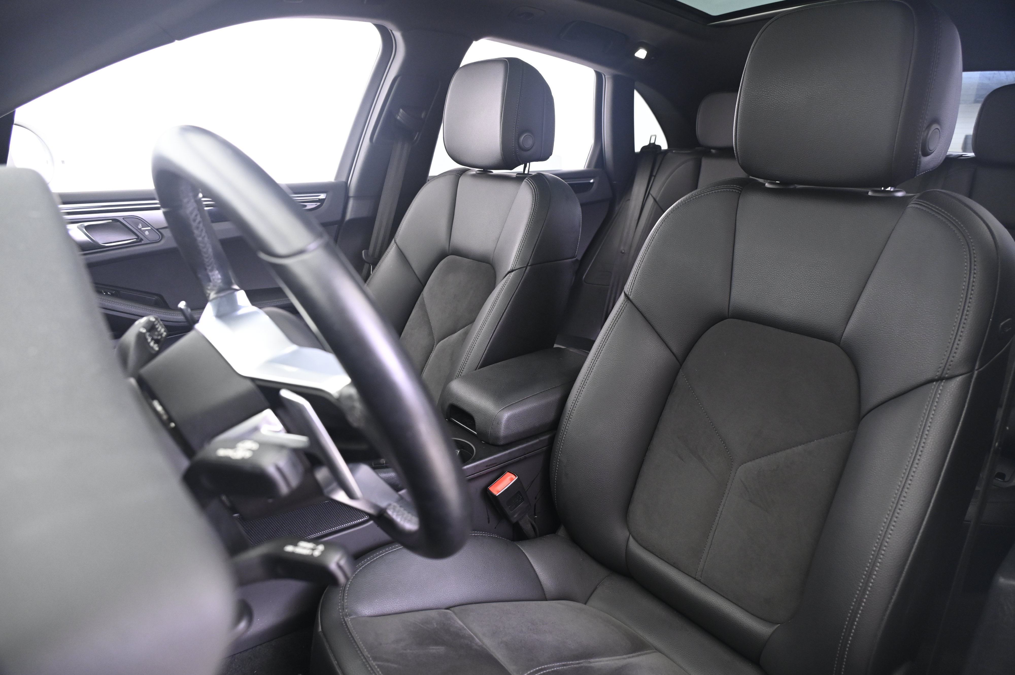 Used 2021 Porsche Macan AWD/4WD image 30