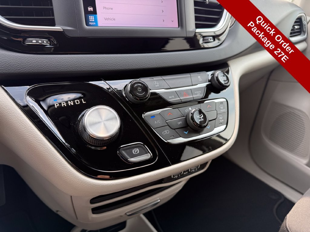 Used 2022 Chrysler Voyager LX FWD image 26