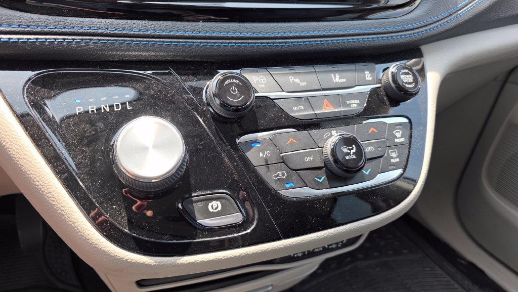 Used 2021 Chrysler Pacifica Touring-L FWD image 19