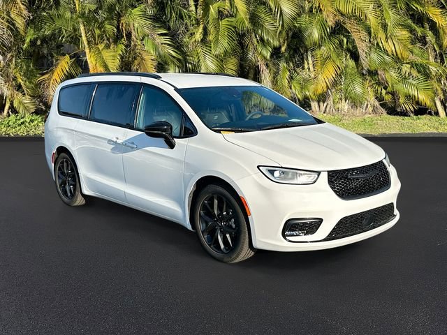 Used 2024 Chrysler Pacifica Touring-L w/ S Appearance Package image 4