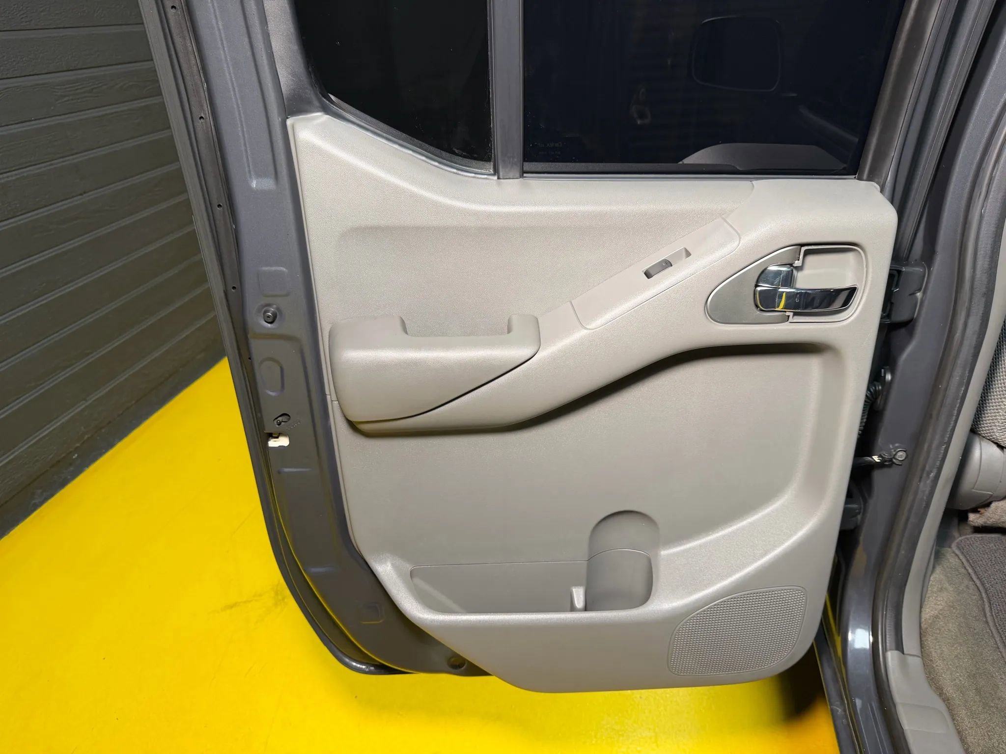 Used 2010 Nissan Frontier SE image 15