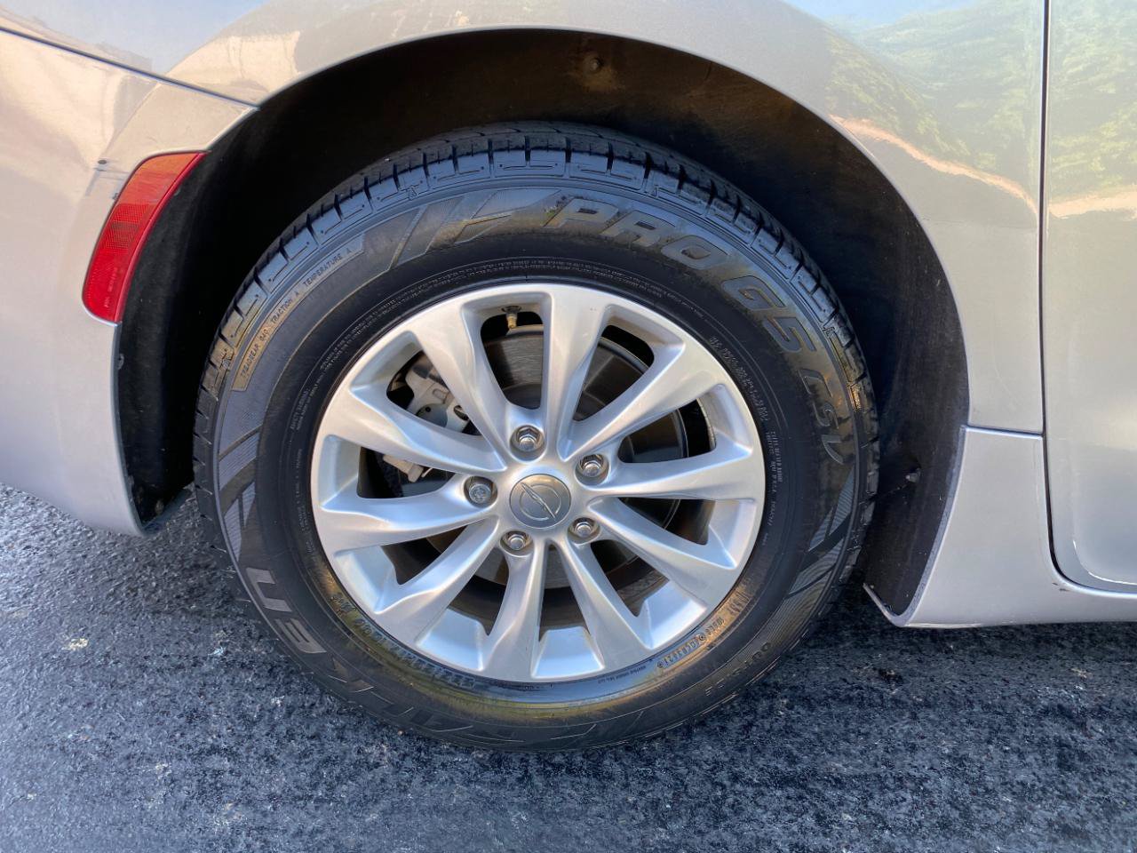 Used 2019 Chrysler Pacifica LX w/ Tire & Wheel Group FWD image 18