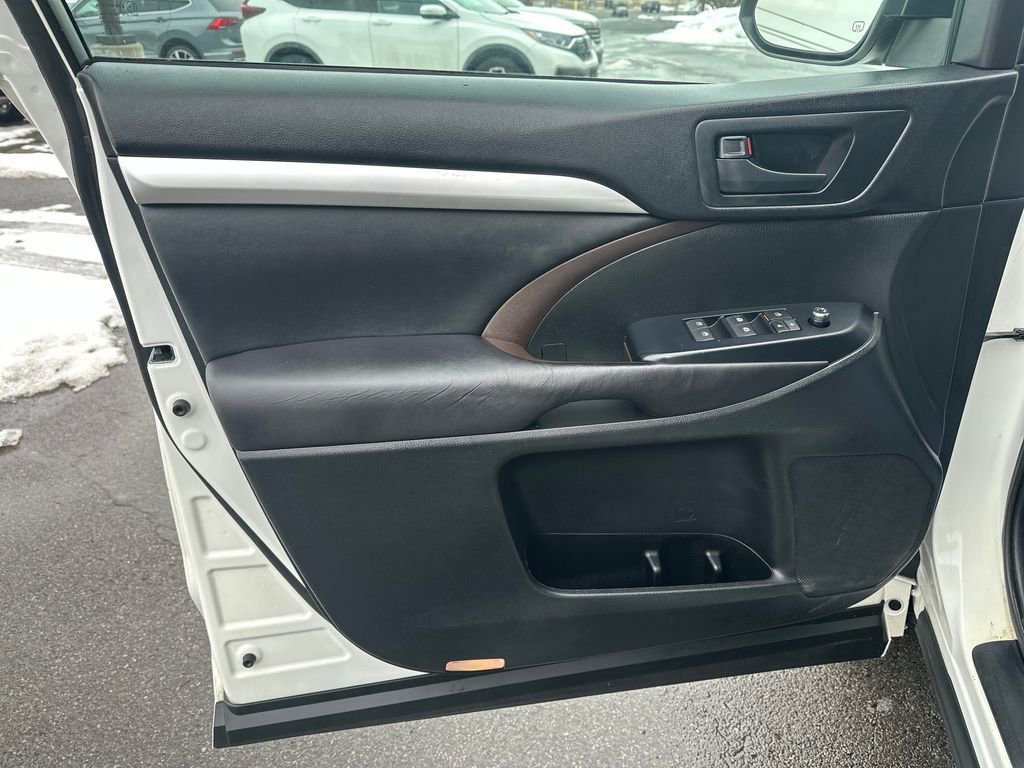 Used 2017 Toyota Highlander LE image 5