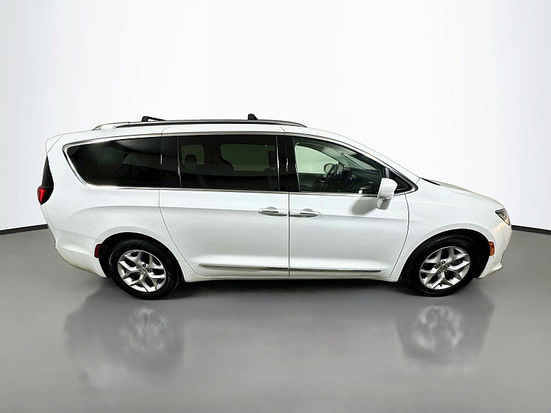 Used 2019 Chrysler Pacifica Touring-L Plus w/ Advanced Safetytec Group FWD image 8