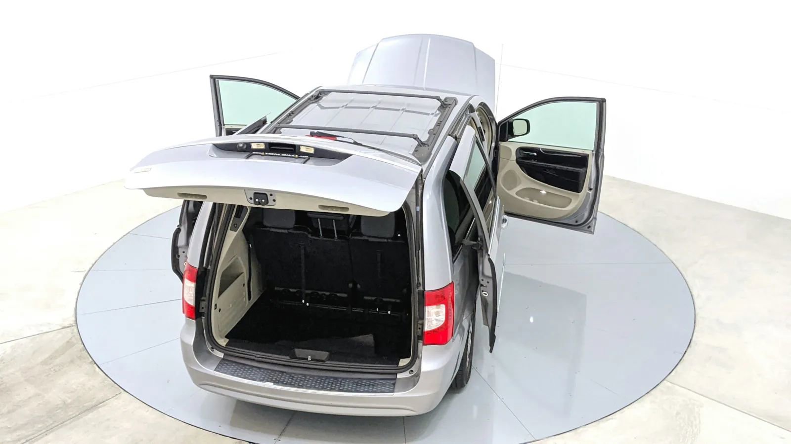 Used 2014 Chrysler Town & Country Touring image 48