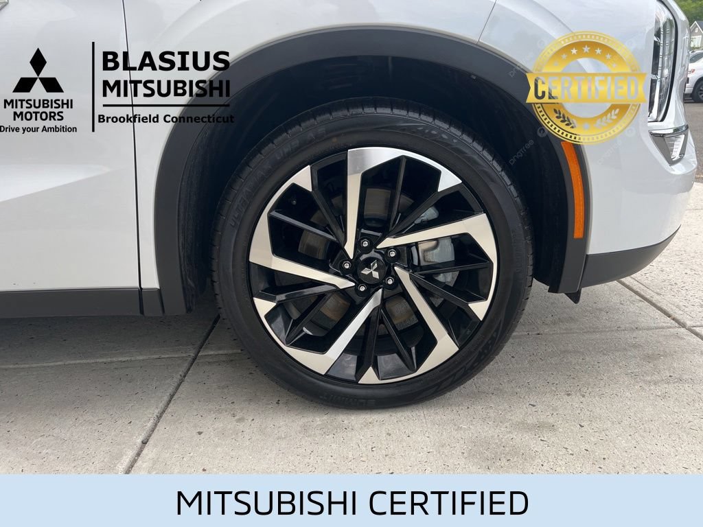 Used 2024 Mitsubishi Outlander 4WD Plug-In Hybrid image 3