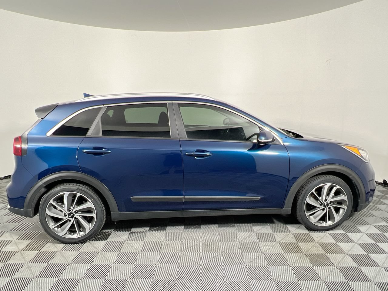 Used 2019 Kia Niro Touring FWD image 2