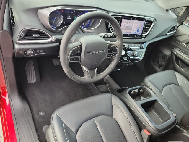 Used 2025 Chrysler Voyager LX FWD image 16