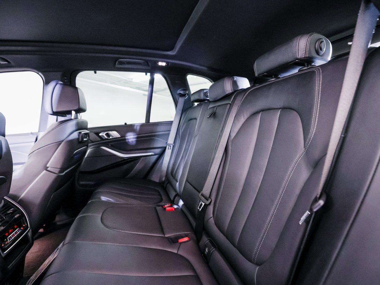 Used 2022 BMW X5 M50i w/ Executive Package image 25