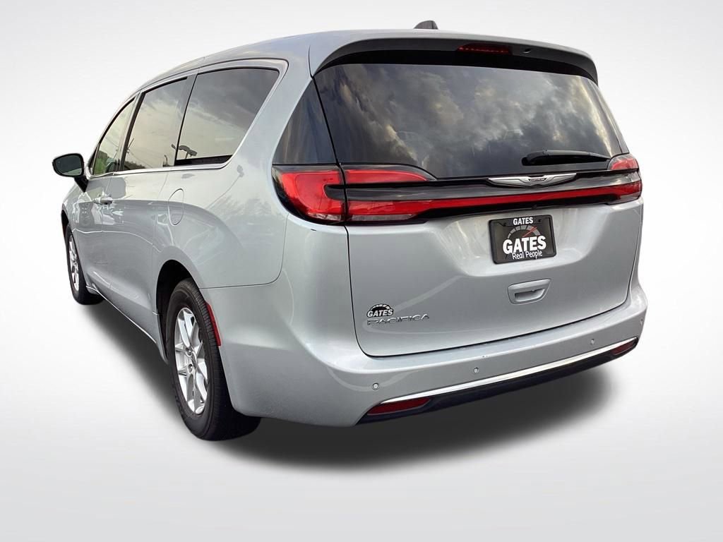 Used 2024 Chrysler Pacifica Touring-L FWD image 7